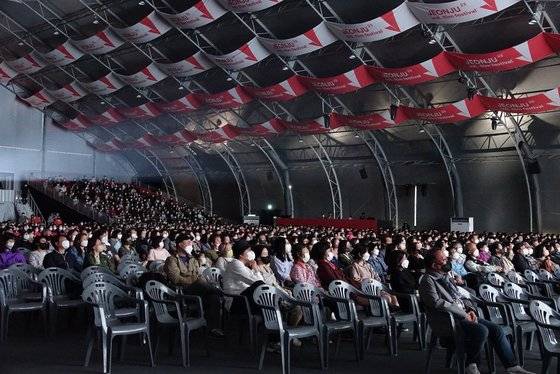 1일 제23회 전주국제영화제 초청작 '그대가 조국'이 전주 완산구 고사동 전주돔에서 상영됐다. 2000여석 객석이 꽉 찼다. [사진 켈빈클레인프로젝트·엣나인필름]