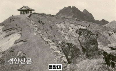 1712년 4월30일 막 축조된 북한산성에 행차한 숙종은 산성의 지휘소인 동장대에 올라 감격에 겨운 어제시를 지었다. 숙종은 “…무수한 봉우리 깎아지른듯 구름에 접했네. 도적과 외적이 다가올 수 없고, 원숭이라도 기어오를 수 있을까… 도성 지척에 금성탕지(철옹성) 있으니 내 어찌 우리 백성 수호하는 도성 버리랴.(何棄吾民守漢州)”고   읊었다. 유사시에 임금과 백성이 힘을 모아 도성을 수호할 것이라고 다짐한 것이다.
