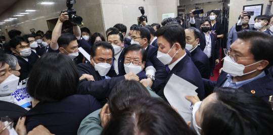 박병석 국회의장이 지난달 30일 국민의힘 의원들의 반발 속에서 ‘검수완박’(검찰 수사권 완전 박탈) 검찰청법 개정안 상정을 위해 국회 본회의장으로 향하고 있다.