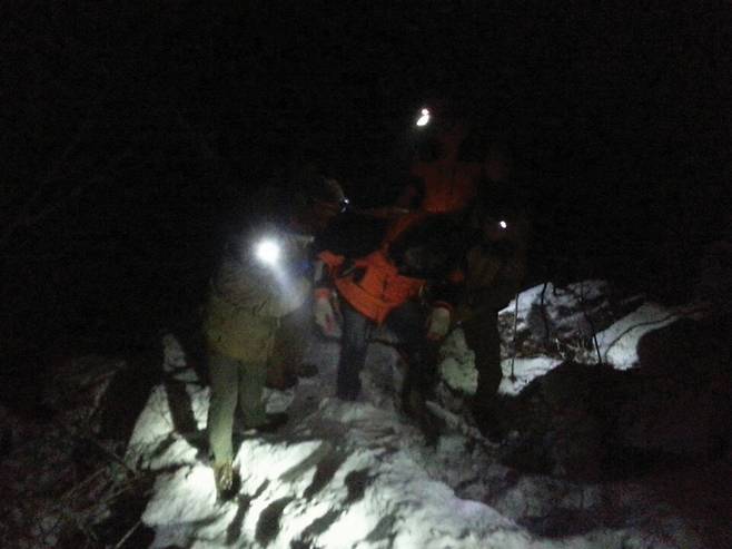 국립공원공단이 불법산행 중 조난당한 등산객 한 명을 구조하고 있다. 사진 국립공원공단.