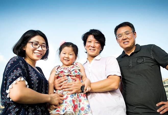 곽정혜씨와 곽씨의 딸 봄, 은인인 중동고 박재우씨와 이명호씨. 사진 이경호 차장.