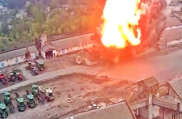 우크라이나 중부 드니프로페트롭스크 주지사 발렌틴 레즈니첸코는 2일(이하 현지시간) 러시아군이 곡물창고에 폭격을 가했다고 밝혔다.