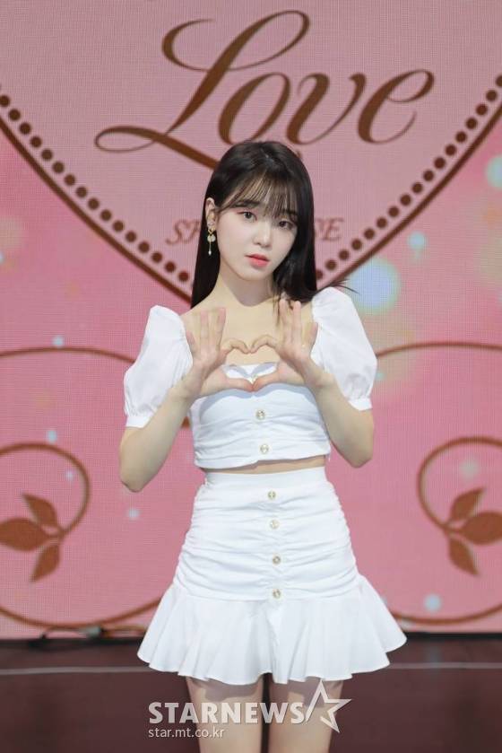 걸그룹 오마이걸(OH MY GIRL) 승희가 28일 오후 온라인 생중계로 진행된 두 번째 정규 앨범 '리얼 러브'(Real Love) 발매기념 쇼케이스에 참석해 포즈를 취하고 있다.  이번 앨범에는 타이틀 곡 '리얼 러브'를 비롯해 '드립'(Drip), '이든'(Eden), '리플레이'(Replay), '패러슈트'(Parachute), '키스 앤 픽스'(Kiss & Fix), '블링크'(Blink), '디얼 로즈'(Dear Rose), '항해'(Sailing Heart), '리얼러브(INST.)' 등 총 10개의 트랙이 수록됐다. /사진제공=WM엔터테인먼트 2022.03.28 /사진=이동훈 기자 photoguy@