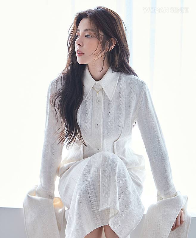 화이트 와이드 커프스 소매 원피스 렉토, 진주 네크리스 아티카.