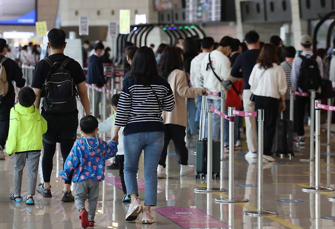 어린이날 ‘징검다리 연휴’를 하루 앞둔 4일 김포공항 국내선 청사가 여행객들로 붐비고 있다. (사진=연합뉴스)