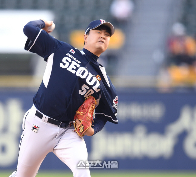 두산 선발투수 이영하가 4일 잠실야구장에서 열린 KBO리그 LG와 경기에서 역투하고 있다. 2022. 5. 4.잠실 | 최승섭기자 thunder@sportsseoul.com