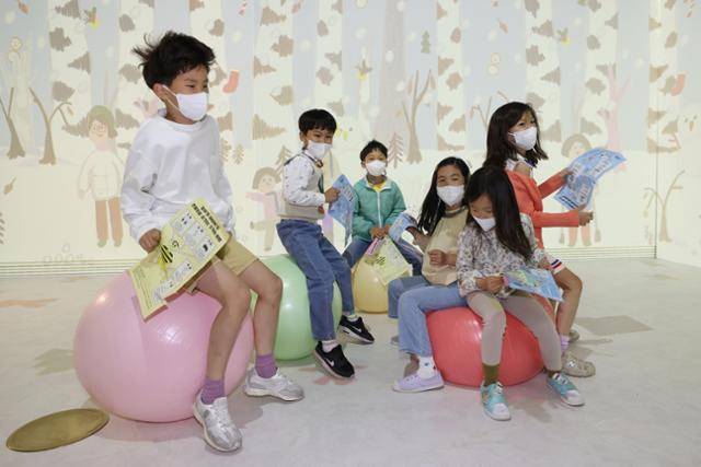 '모두가 어린이' 특별전이 열리는 3일 오전 서울 용산구 국립중앙박물관 어린이박물관에서 어린이들이 체험활동을 하고 있다. 연합뉴스