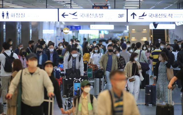 2일 오전 제주국제공항 1층 도착장이 관광객들로 붐비고 있다. 제주=뉴시스