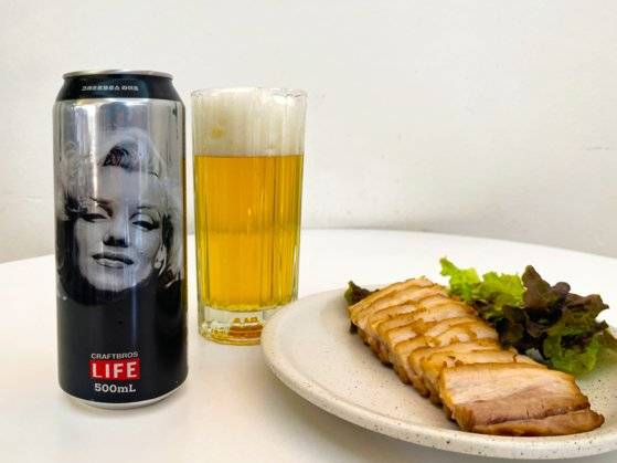 라이프 라거의 은은한 맛은 찌거나 삶은 음식과 잘 어울린다. 사진 손봉균
