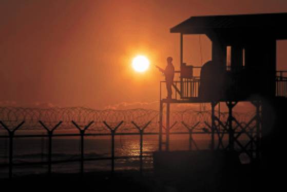 강원도 고성군의 한 해안 고가초소에서 육군 22사단 장병이 경계 근무를 서고 있다. 뉴시스