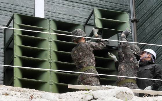 지난 2018년 5월 1일 군 관계자들이 경기도 파주시 교하소초에 설치된 고정형 대북 확성기를 철거하고 있다. 사진공동취재단