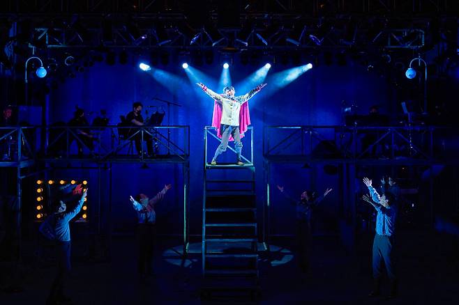 오는 15일까지 서울 국립정동극장에서 초연하는 뮤지컬 <쇼맨_어느 독재자의 네 번째 대역배우>는 주체성을 상실한 개인의 삶과 회복을 그린 블랙 코미디다. 국립정동극장 제공