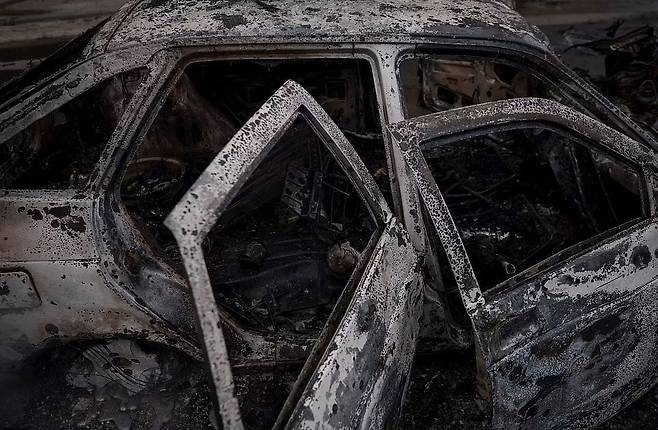 우크라이나 제2 도시 하르키우 인근 도로의 불에 탄 차 안에서 러시아군의 포격으로 숨진 것으로 보이는 민간인 시신이 발견됐다. / AP 연합뉴스
