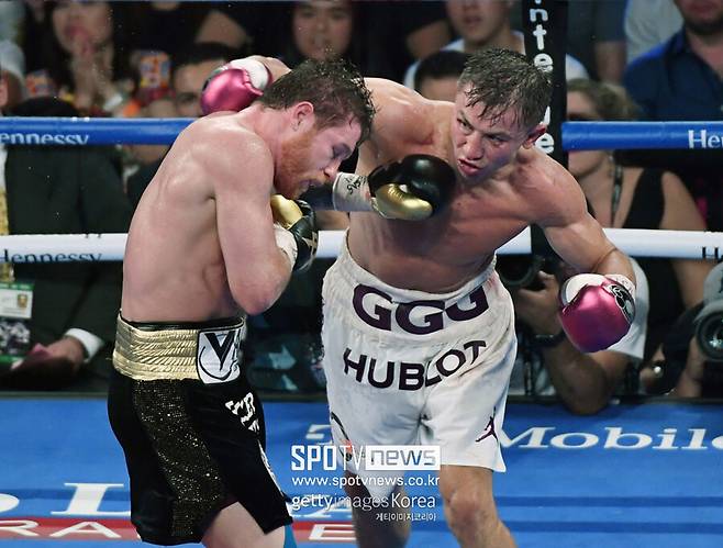 ▲ 게나디 골로프킨(오른쪽)과 카넬로 알바레스의 2차전 경기 장면