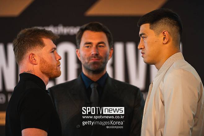 ▲ 카넬로 알바레스(왼쪽)와 드미트리 비볼