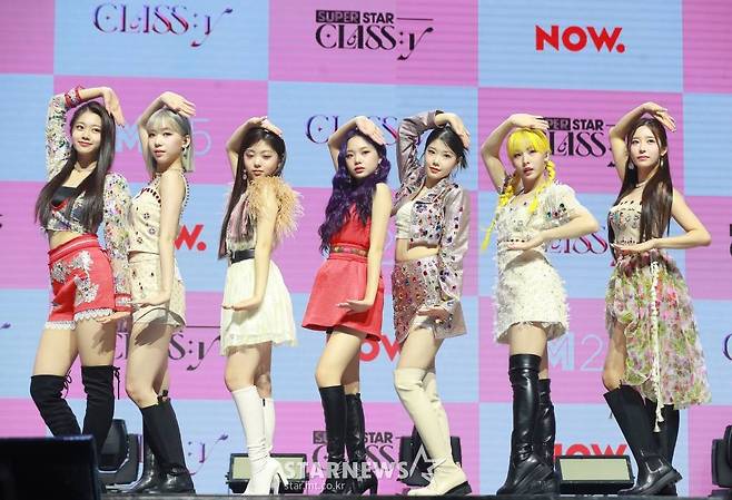 신인 걸그룹 클라씨(CLASS:y)가 4일 오후 서울 광진구 예스24 라이브홀에서 진행된 첫 미니앨범 Y '클래스 이즈 오버'(CLASS IS OVER) 발매기념 쇼케이스에서 포즈를 취하고 있다.  이번 앨범에는 타이틀곡 '셧다운'(SHUT DOWN)을 비롯해 총 5곡이 수록됐다. /2022.05.04 /사진=이동훈 기자 photoguy@