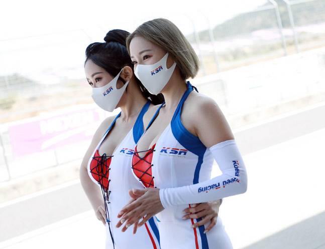 차혜리가 동료모델인 신채은과 함께 촬영에 임하고 있다. 사진 | 차혜리