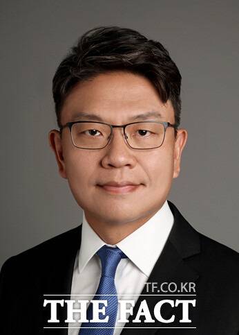 이시원(사진) 변호사가 공직기관비서관에 내정된 것을 놓고 논란이 일고 있다. 이 변호사는 ‘서울시 공무원 간첩조작 사건’의 담당 검사였다./대통령직인수위원회 제공