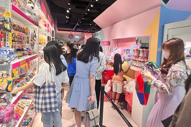 5일 오후 12시쯤 서울 영등포구 여의도동 한 백화점 완구 매장에서 고객들이 완구제품을 둘러보고 있다. /이유정 기자