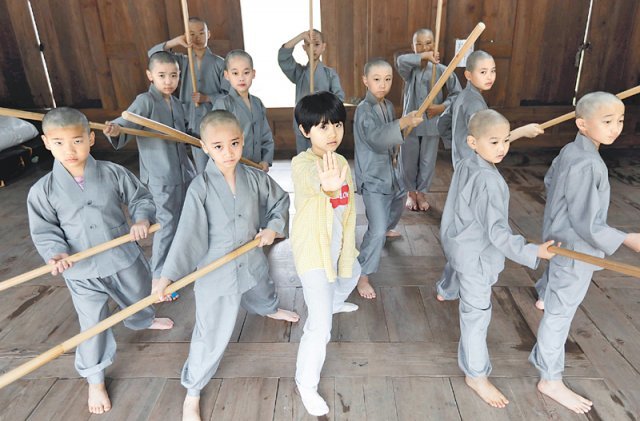 어린이날인 5일 개봉하는 국산 어린이영화 ‘액션동자’에서 주인공 진구(홍정민)와 동자승들이 무술시범을 보이고 있다.