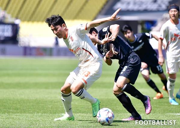 정운(왼쪽, 제주유나이티드), 이지훈(오른쪽, 성남FC). 서형권 기자