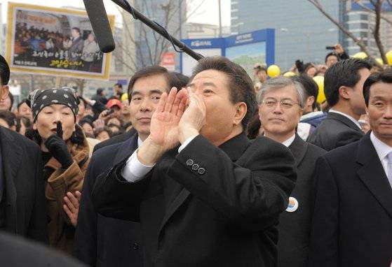 퇴임한 노무현 전 대통령이 서울역에서 환송 나온 노사모회원들에게 손을 모아 입에 대고 ″고맙습니다″라고 말하고 있다. [청와대기자단]