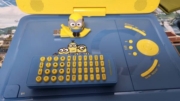 아이리버의 미니언즈 DVD 플레이어 본체와 USB, 리모컨 모습. 정옥재 기자