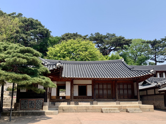 A hanok in Seokpajeong outside the top floor of Seoul Museum [LEE JIAN]