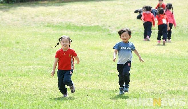 소풍을 나온 아이들이 즐거운 얼굴로 잔디밭에서 뛰어놀고 있다.   사진=박효상 기자