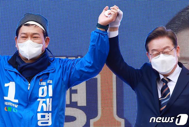 지난 3월8일 당시 이재명 더불어민주당 대선 후보(오른쪽)와 송영길 대표가 제20대 대통령 선거를 하루 앞두고 서울 여의도우체국 앞에서 열린 유세현장에서 시민들에게 지지를 호소하고 있다. 2022.3.8/뉴스1 © News1 이동해 기자