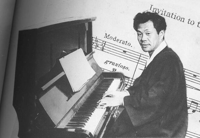 피아노 앞 정순철. 1935년 동덕여고 음악교사로 재직 중이었다. 그는 20년가량 동덕여고, 중앙보육학교, 무학여고, 성신여고에서 학생들을 가르친 교육자이기도 하다. 미디어창비 제공