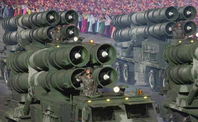 지난달 25일 북한이 조선인민혁명군 창건 90주년을 맞아 진행한 열병식에 등장한 방사포. 평양=노동신문 뉴스1