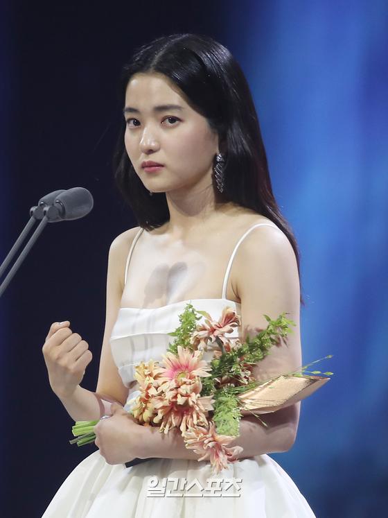 Actor Kim Tae-ri won the Best Actress Award in the 58th Baeksang Arts Awards TV category at the Korea International Exhibition Center in Goyang Ilsan, Gyeonggi Province on the afternoon of the 6th.The Baeksang Arts Awards, the only comprehensive arts awards ceremony in Korea that includes TV, film and theater, will be held at the 4th Hall of the Korea International Exhibition Center in Goyang Ilsan from 7:45 pm on May 6.You can meet live on JTBC, JTBC2 and JTBC4. It will be broadcast live on TikTok.