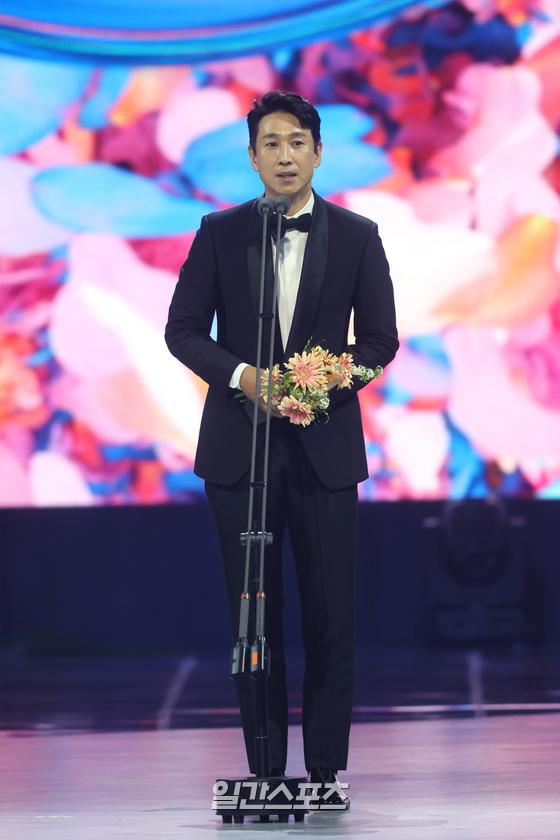 Actor Lee Sun Gun is giving his impression after winning the Best Director Award in the film category at the 58th Baeksang Arts Awards held at the Korea International Exhibition Center in Goyang Ilsan, Gyeonggi Province on the afternoon of the 6th.The Baeksang Arts Awards, the only comprehensive arts awards ceremony in Korea that includes TV, film and theater, will be held at the 4th Hall of the Korea International Exhibition Center in Goyang Ilsan from 7:45 pm on May 6.You can meet live on JTBC, JTBC2 and JTBC4. It will be broadcast live on TikTok.