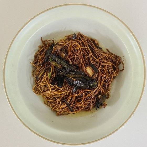 상하이 파기름 비빔면은 짭조름하고 달달한 맛과 고소한 향이 특징이다. 사진 이유석