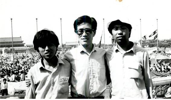 <1989년 톈안먼 광장에서 시위 학생들과 함께 있는 옌자치의 모습.>