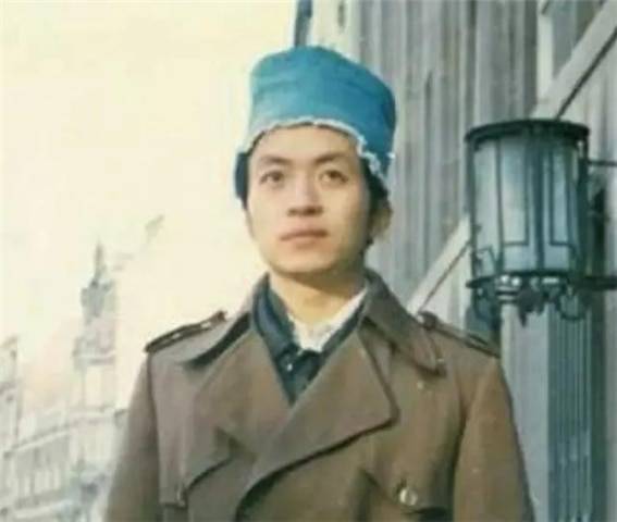 <1970-80년대 몽롱시의 대가 구청(顧城, 1956-1993)의 모습>
