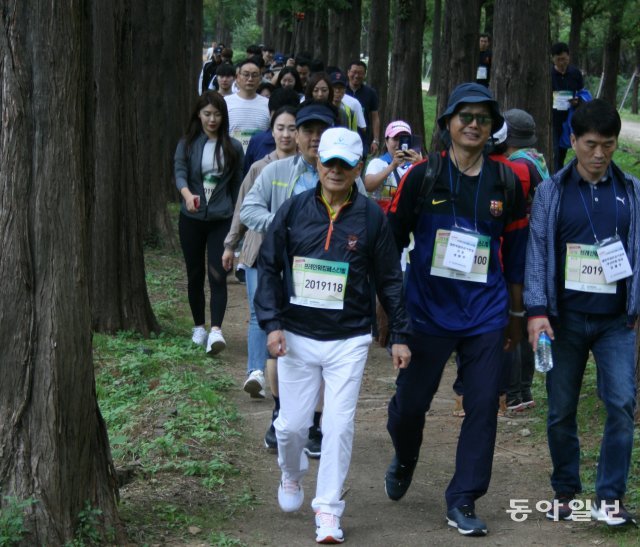 사람들이 한 걷기 대회에 참가해 걷고 있다. 걷기 속도가 빠른 습관을 가진 사람은 늦게 걷는 사람에 비해 수명이 20년은 길어진다는 연구결과가 나왔다. 동아일보 DB