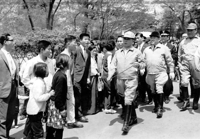 1966년 4월 25일 청와대를 찾은 상춘객들 승마복을 입은 박정희 전 대통령이 지나는 모습을 신기한 듯 지켜보고 있다. 한국일보 자료사진