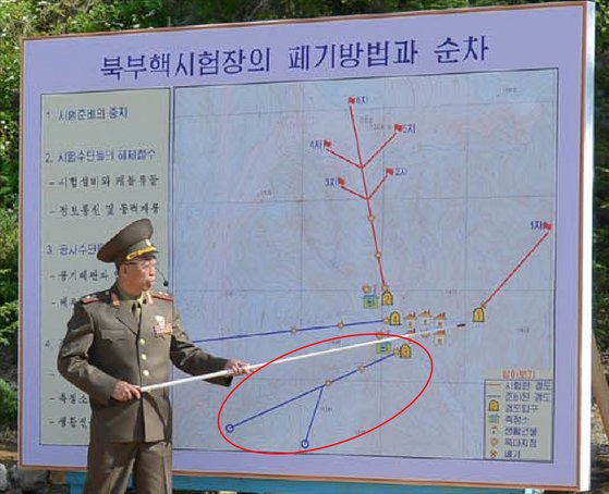 북한이 4년 전 폭파된 풍계리 핵실험장 갱도 가운데 '3번 갱도'(붉은색 원) 인근에 새 길을 뚫는 정황이 포착된 것으로 알려졌다. 사진은 2018년 5월 24일 외신을 초청해 갱도를 폭파할 당시 북한이 공개한 갱도 지도. 연합뉴스