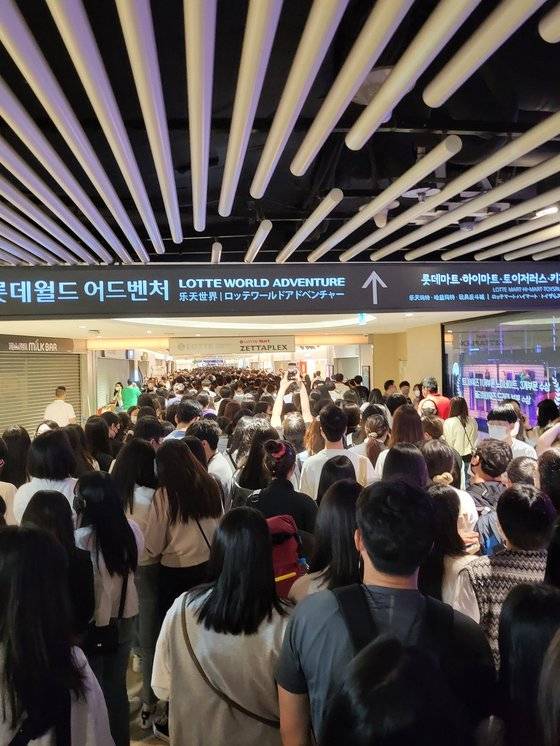 지난 6일 서울 잠실 롯데월드 어드벤처 입장을 위해 많은 이들이 기다리고 있는 모습. [트위터 캡처]