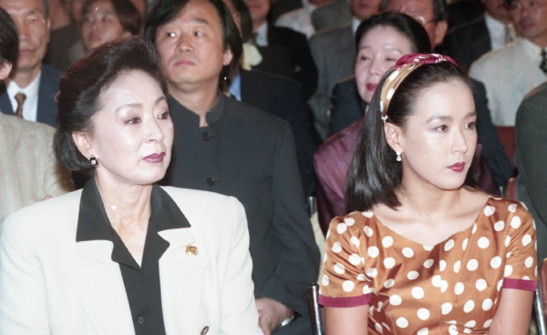 1996년 9월 13일 제1회 부산국제영화제(BIFF) 개막식을 찾은 영화배우 강수연(오른쪽) 김지미 씨. 국제신문 DB