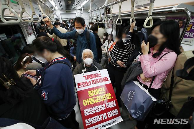 [서울=뉴시스] 김병문 기자 = 전국장애인차별철폐연대(전장연) 회원들이 지난달 25일 오전 서울 종로구 지하철3호선 경복궁역 승강장에서 열린 장애인권리예산 인수위 답변 촉구를 위한 19차 전국장애인차별철폐연대 삭발 투쟁 결의식을 마친 뒤 지하철로 이동하고 있다. 2022.04.25. dadazon@newsis.com