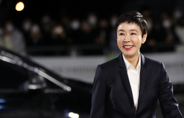 배우 강수연이 향년 55세로 7일 별세했다. 사진은 그의 마지막 공식석상이 된 지난해 10월 22일 제3회 강릉국제영화제 개막식 레드카펫 행사의 모습. 연합뉴스