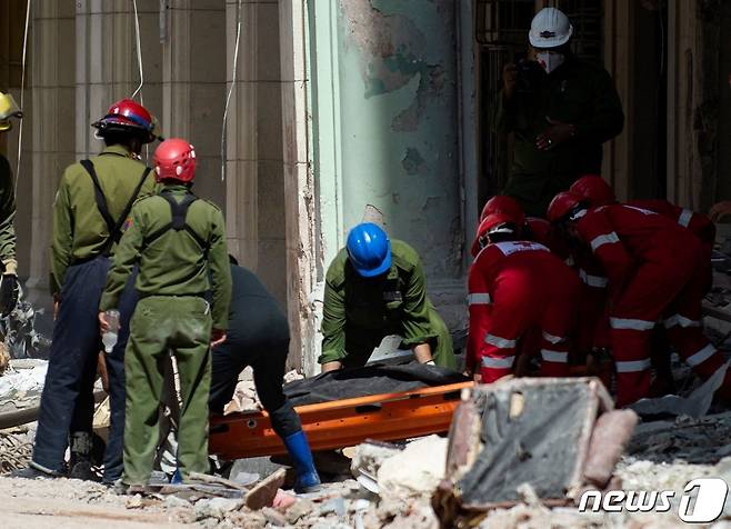 쿠바 수도 아바나 시내의 사라토가 호텔에서 지난 6일(현지시간) 발생한 가스 유출 추정 폭발에 의한 사망자가 27명으로 늘어난 가운데 구조 당국은 7일 무너진 건물에서 생존자 수색 작업을 벌이고 있다. © AFP=뉴스1