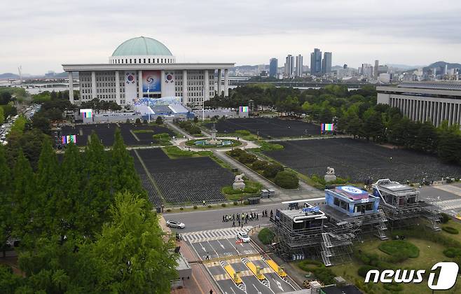 제20대 대통령취임식을 이틀 앞둔 8일 서울 여의도 국회 본관 앞에 취임식 참석자들을 위한 좌석과 방송국 부스가 보이고 있다. (공동취재) 2022.5.8/뉴스1 © News1 이재명 기자