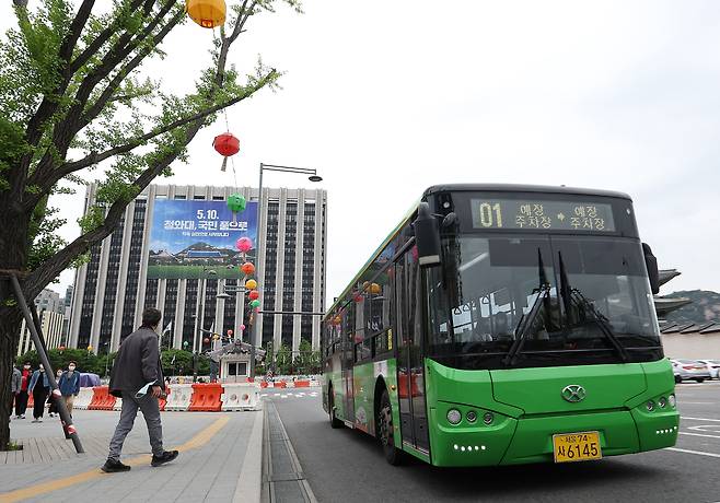 오는 10∼22일 청와대 개방 행사에 맞춰 서울 도심을 순환하는 버스 노선이 신설되고, 지하철 3·5호선은 증차 운행된다. 서울시는 청와대와 인근 주요 6개 역사를 순환하는 시내버스(친환경 전기버스) 1개 노선(01번)을 신설해 지난 2일 운행을 시작했다. 8일 오후 서울 정부서울청사 인근으로 01번 버스가 지나가고 있다./연합뉴스