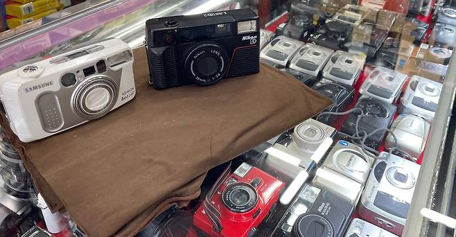 서울 영등포구에 있는 한 카메라전문점에 필름 카메라가 진열돼 있다./정현진 기자