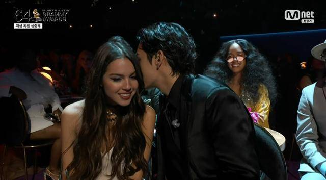 미국 10대 가수 올리비아 로드리고(왼쪽)와 방탄소년단 뷔가 제64회 그래미 어워드에서 깜짝 퍼포먼스를 선보였다. 올리비아라는 이름은 미국 사회보장국이 집계한 2021년 미국 신생아 중 가장 많은 여자 이름이었다. 엠넷 '2022 그래미 어워드' 캡처