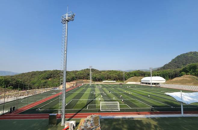 손흥민 가족이 약 170억원을 들여 건립한 SON축구아카데미 전경. 김현동 기자